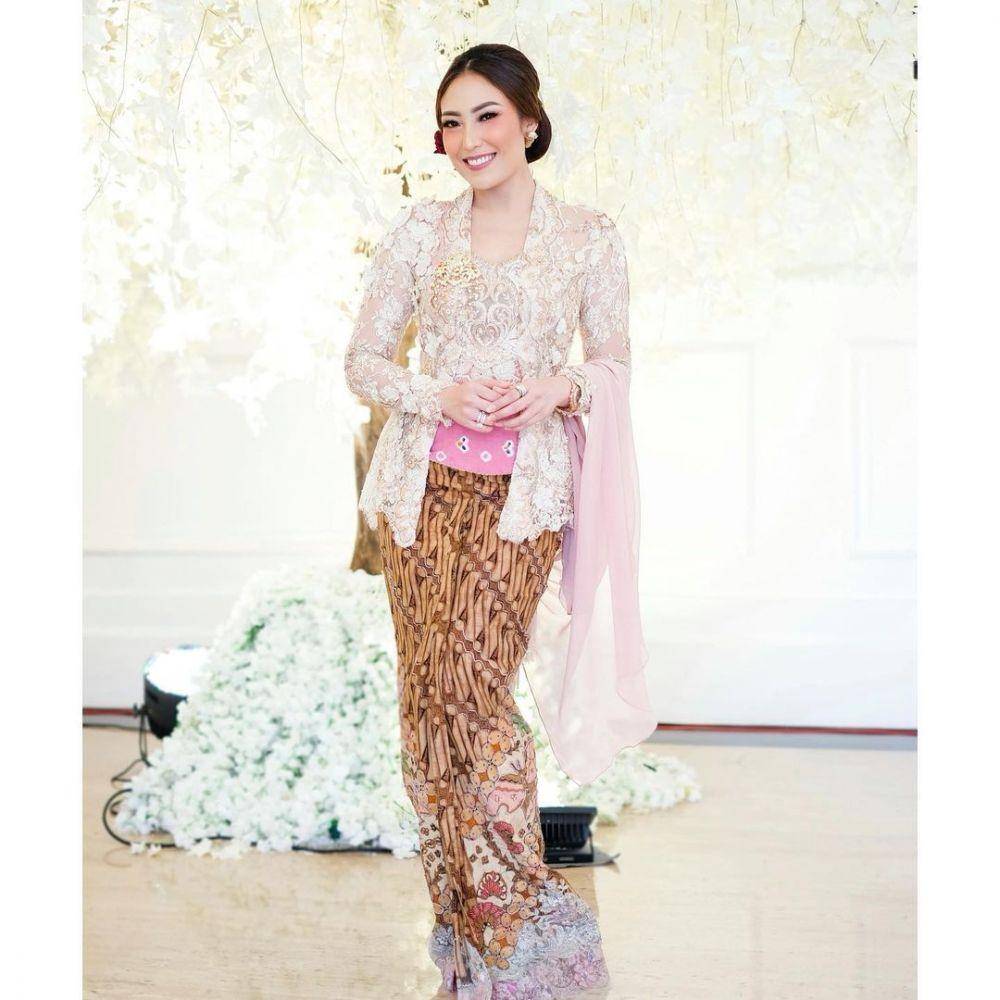 Ayu Dewi (instagram.com/mrsayudewi)