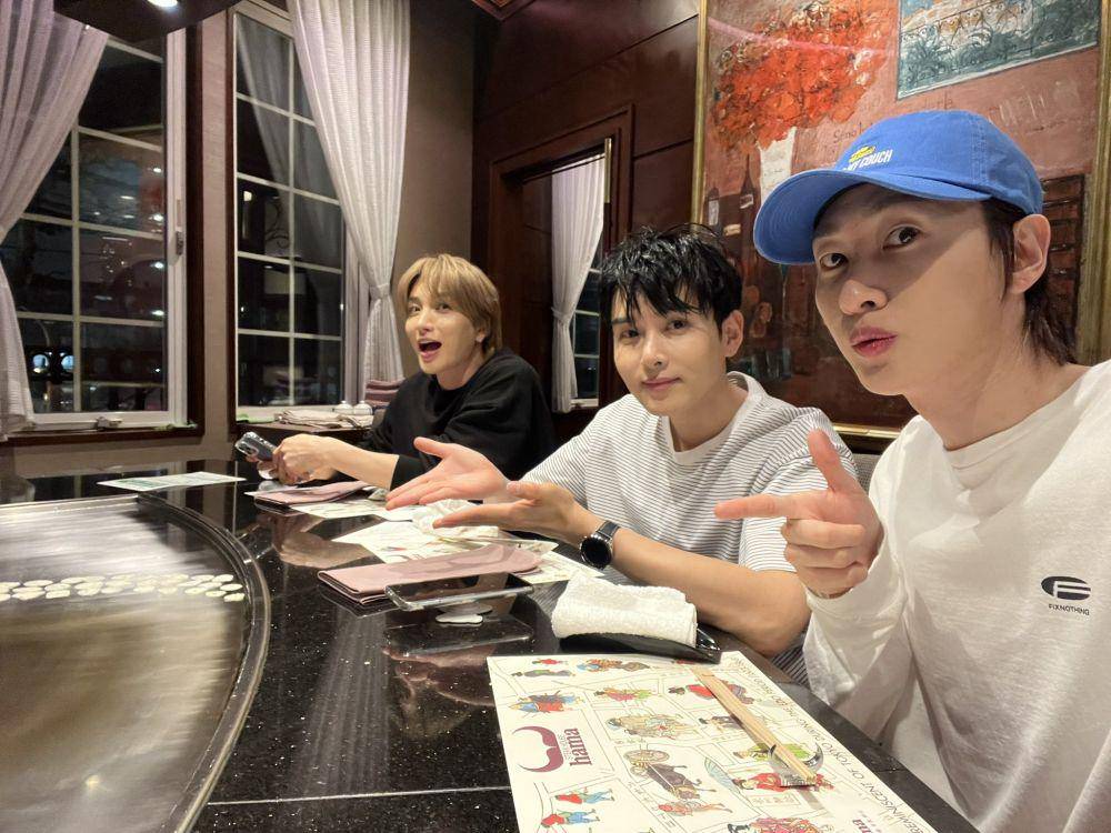 potret Leeteuk, Eunhyuk dan Ryeowook di restoran Jepang (twitter.com/AllRiseSilver)