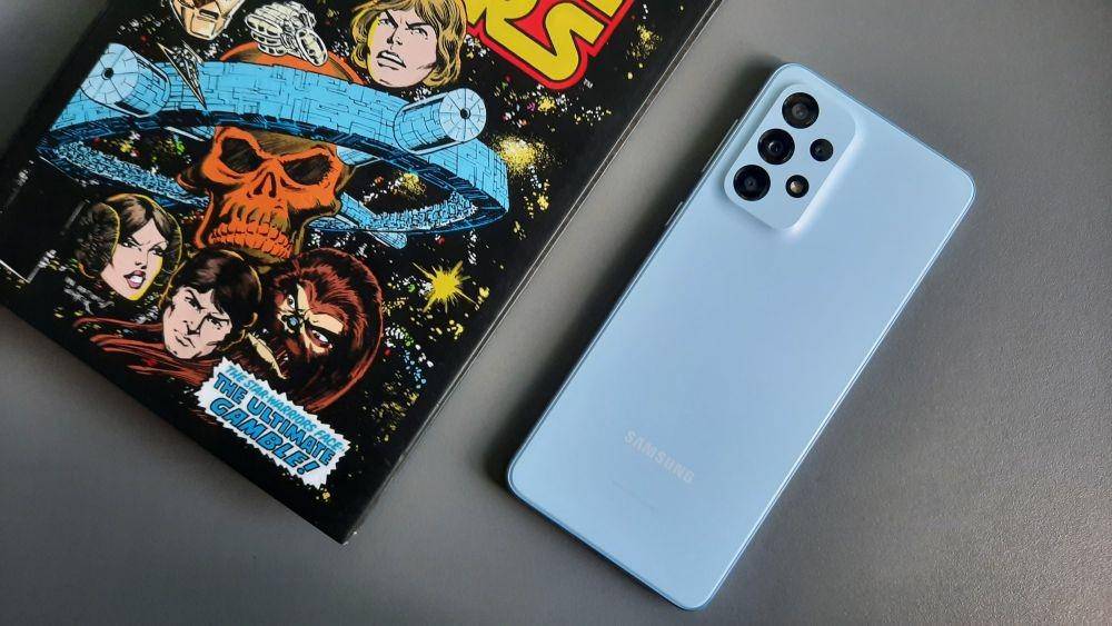 Samsung Galaxy A33 5G Awesome Blue (IDN Times/Cynthia Kirana)