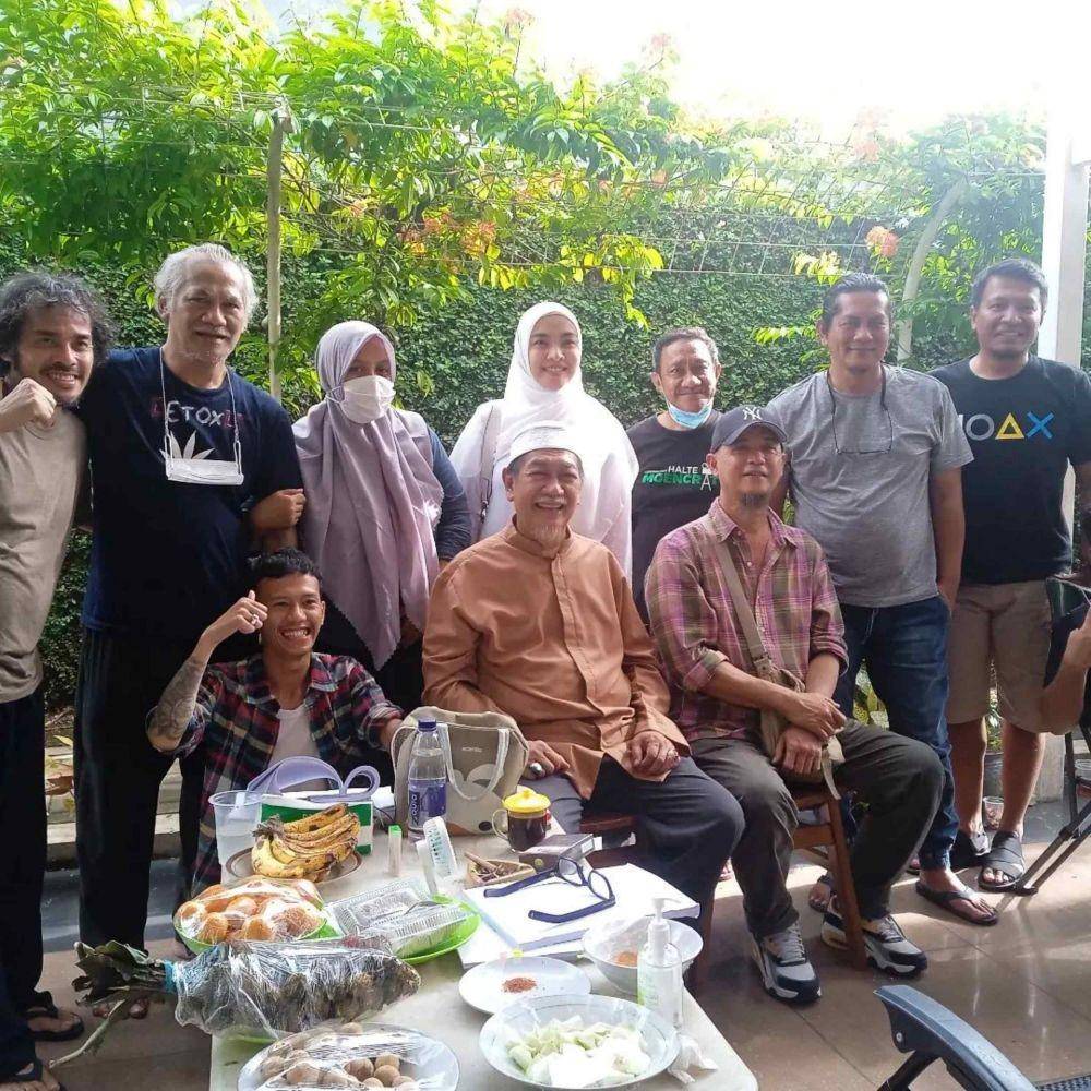 Tio Pangkusadewo dan kru hingga pemain sinetron Para Pencari Tuhan 15 (Instagram.com/pksdw/)