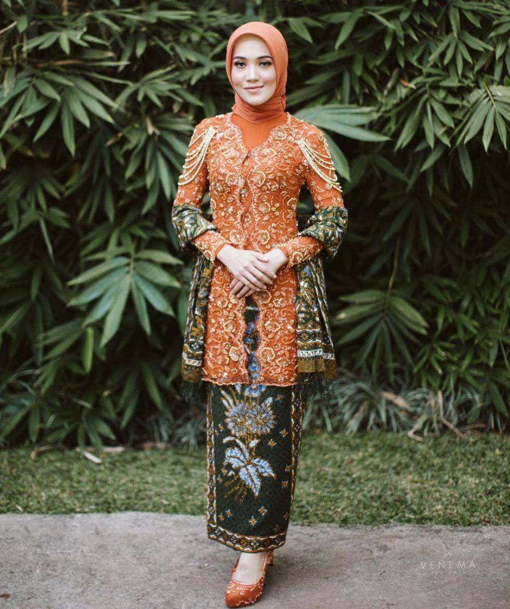 inspirasi kebaya warna oranye untuk lamaran (instagram.com/askyfebrianti)