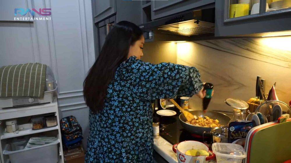 Nagita Slavina siapin bekal sahur Raffi Ahmad (Instagram.com/Rans Entertainment/)