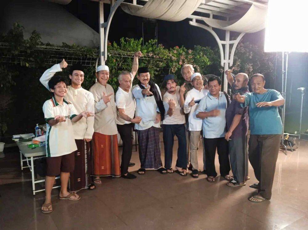 Tio Pangkusadewo dan kru hingga pemain sinetron Para Pencari Tuhan 15 (Instagram.com/pksdw/)