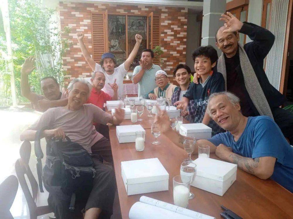Tio Pangkusadewo dan kru hingga pemain sinetron Para Pencari Tuhan 15 (Instagram.com/pksdw/)