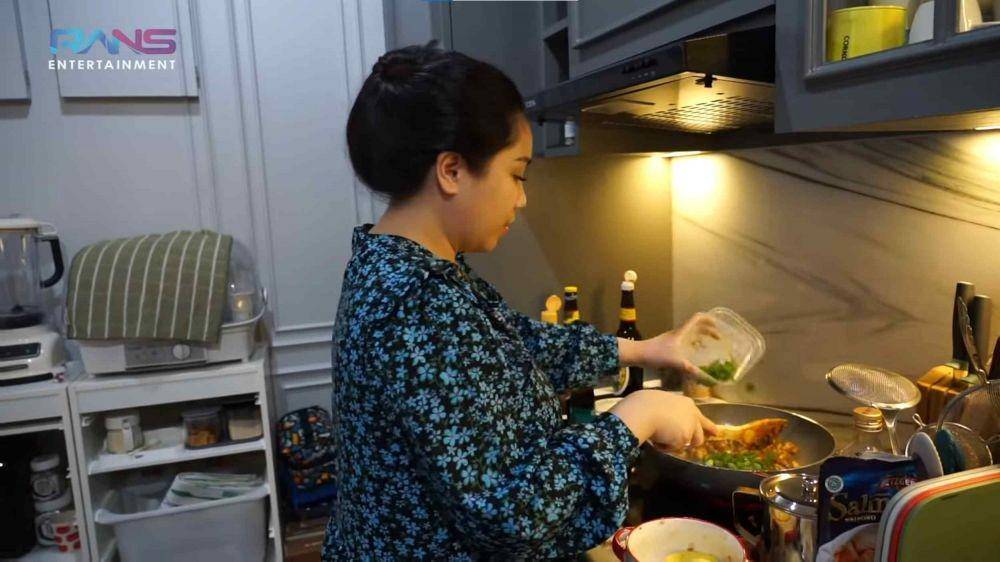 Nagita Slavina siapin bekal sahur Raffi Ahmad (Instagram.com/Rans Entertainment/)