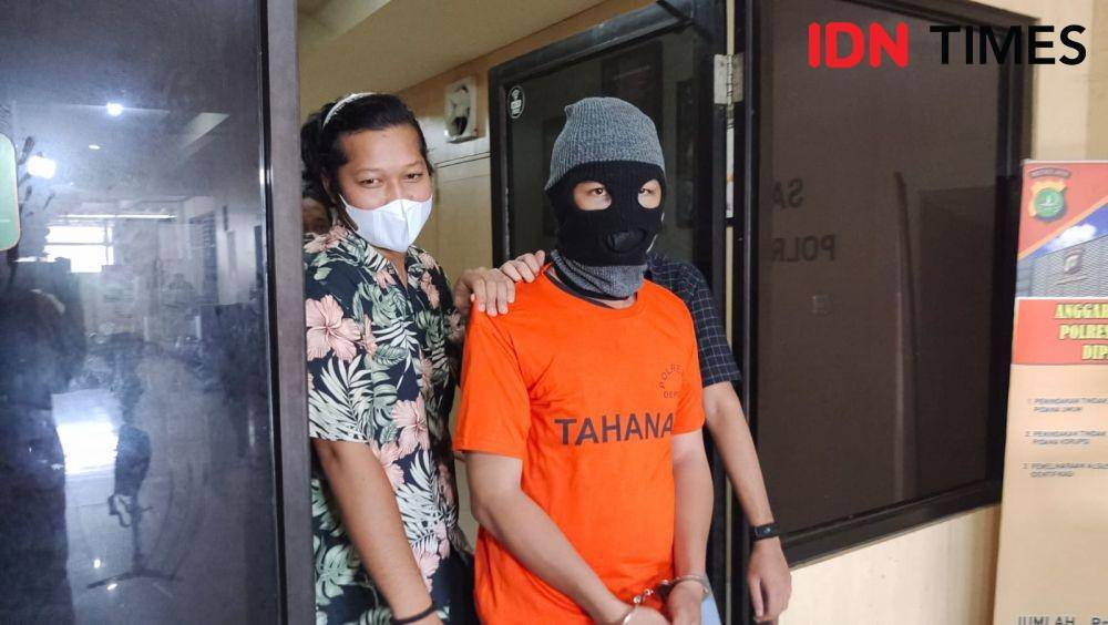 Tersangka penganiayaan ayah tiri saat di bawa keruangan tahanan Polres Metro Depok. (IDNTimes/Dicky)