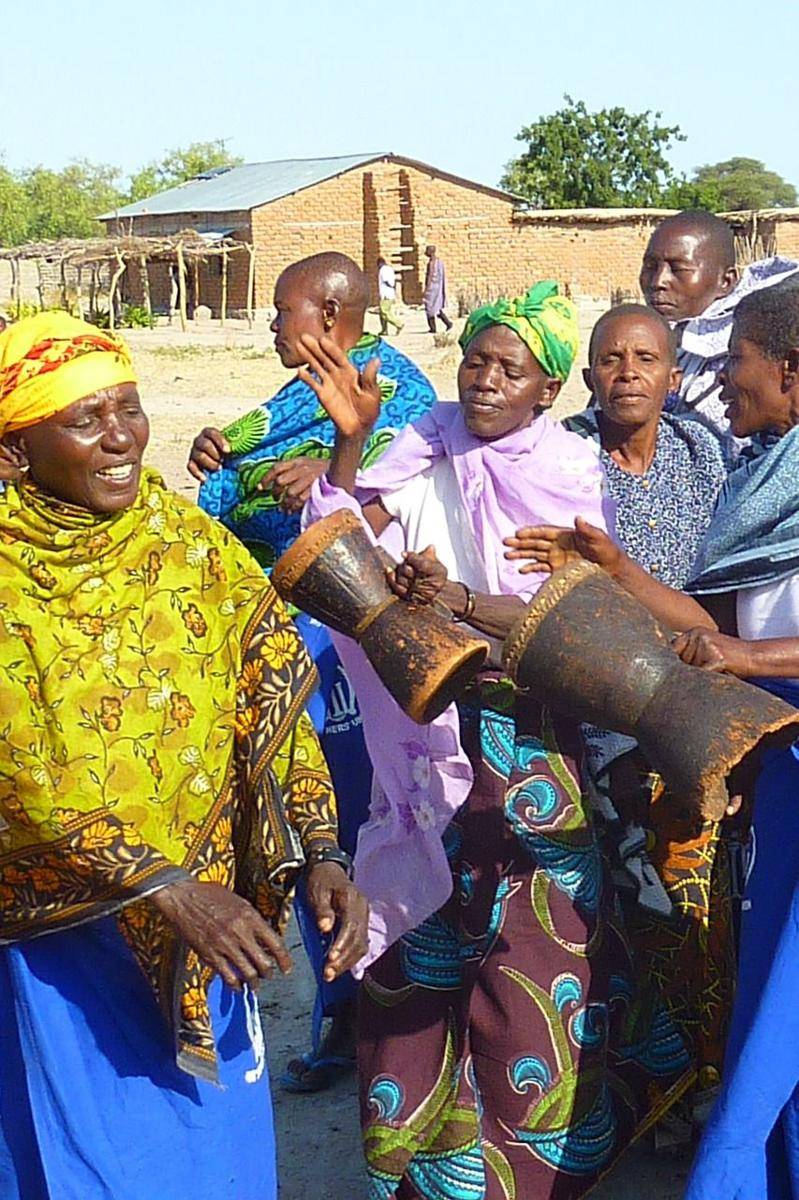 orang memukul drum di Tanzania (https://pixabay.com/users/hugh_grant)