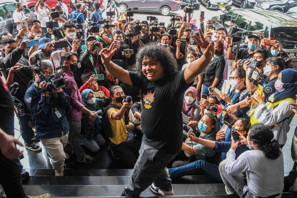 Komedian Marshel Widianto berfoto bersama wartawan usai menjalani pemeriksaan penyidik di Polda Metro Jaya, Jakarta, Kamis (7/4/2022). (ANTARA FOTO/Galih Pradipta)