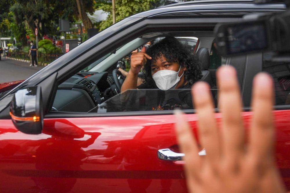Komedian Marshel Widianto bergegas usai menjalani pemeriksaan penyidik di Polda Metro Jaya, Jakarta, Kamis (7/4/2022). (ANTARA FOTO/Galih Pradipta)