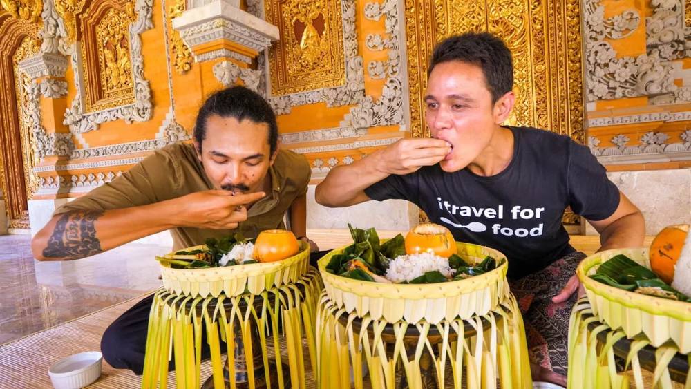 ilustrasi orang Indonesia makan pakai tangan (youtube.com/Mark Wiens)