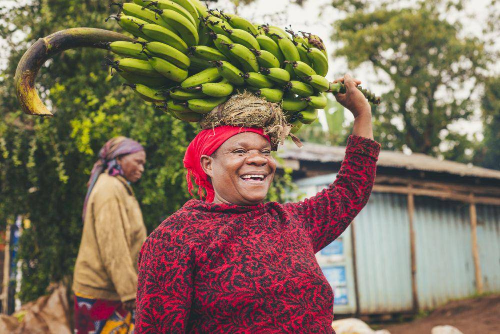 wanita Afrika membawa pisang (pixabay.com/users/gunnarmallon)