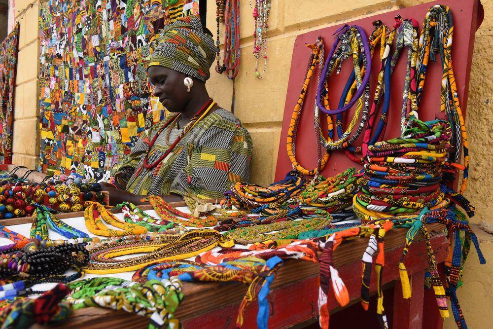 wanita Senegal berjualan (pixabay.com/users/destinationsenegal)