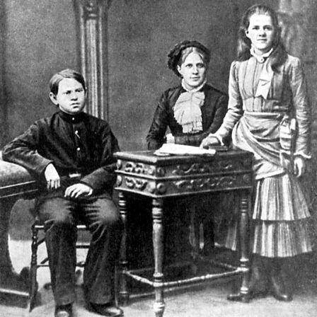 Istri Fyodor Dostoevsky, Anna, bersama anak-anak Dostoevsky, Fyodor Fyodorovich dan Lyubov Fyodorovna. (commons.wikimedia.org/Grossman, Leonid Petrovich)