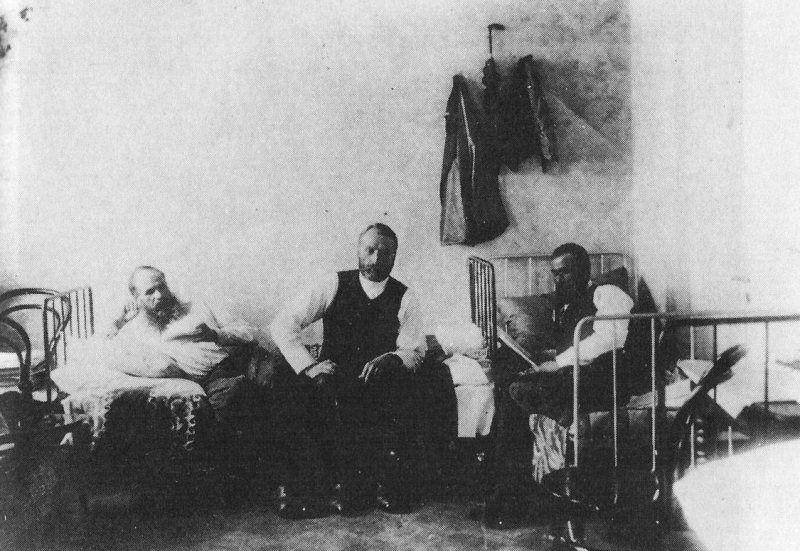 Fyodor Dostoevsky (kiri) di Haymarket setelah ditangkap karena pelanggaran. (commons.wikimedia.org/Unknown author)