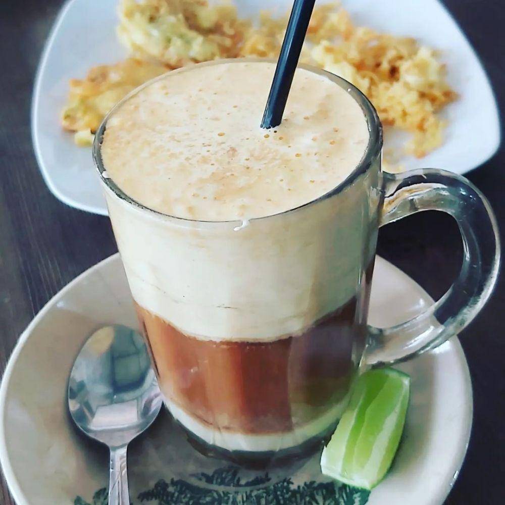 Teh telur disajikan dengan jeruk nipis dan cemilan. (instagram.com/ muhardi.yudie)