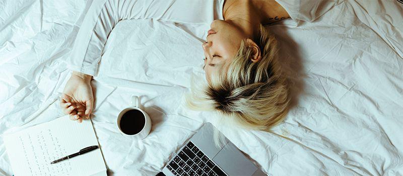 5 Aktivitas Sehat Sebelum Tidur Selain Cek Medsos!