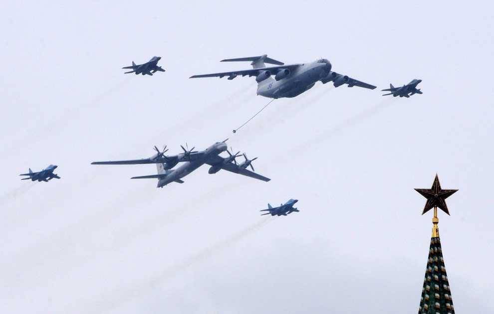 Pesawat Rusia terbang di atas Kremlin (boston.com)