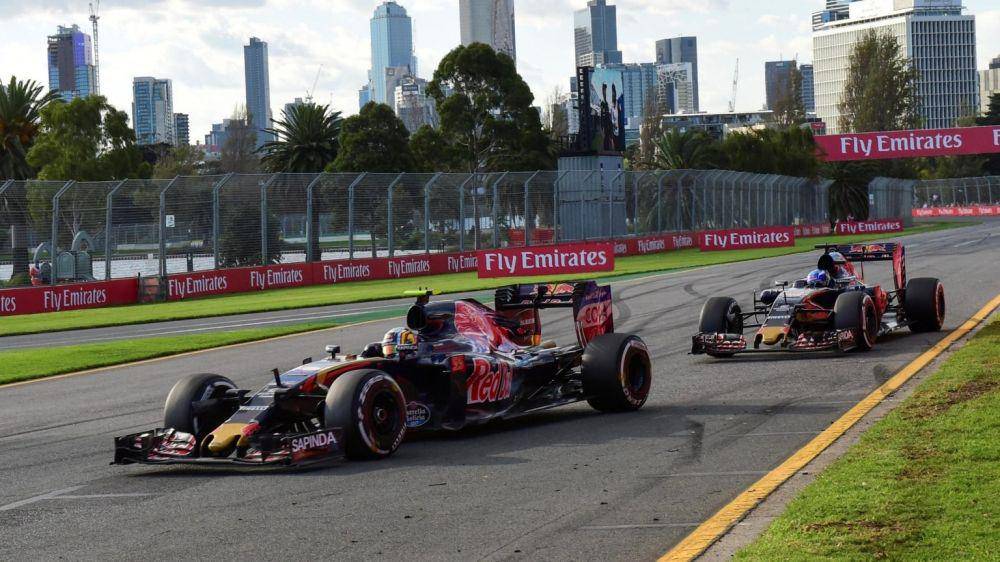 Max Verstappen dan Carlos Sainz pada GP Australia 2016. (formula1.com)