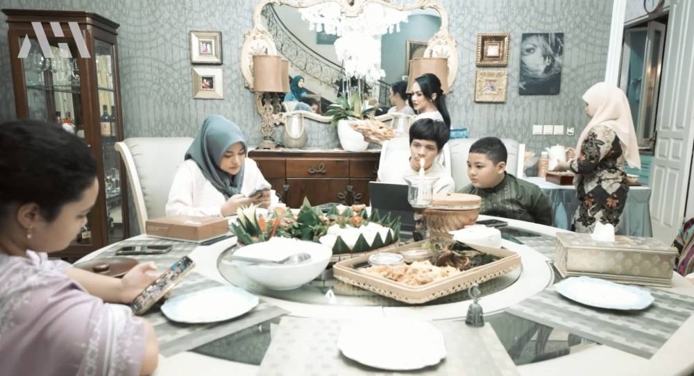 Momen kebersamaan Aurel dan Atta buka puasa di rumah Krisdayanti (youtube.com/attahalilintar)