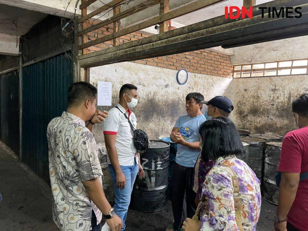 Satuan Tugas (Satgas) Pangan Pemerintah Kota (Pemko) dan Polres Binjai, mengecek harga minyak goreng curah dipasaran (IDN Times/ Bambang Suhandoko)