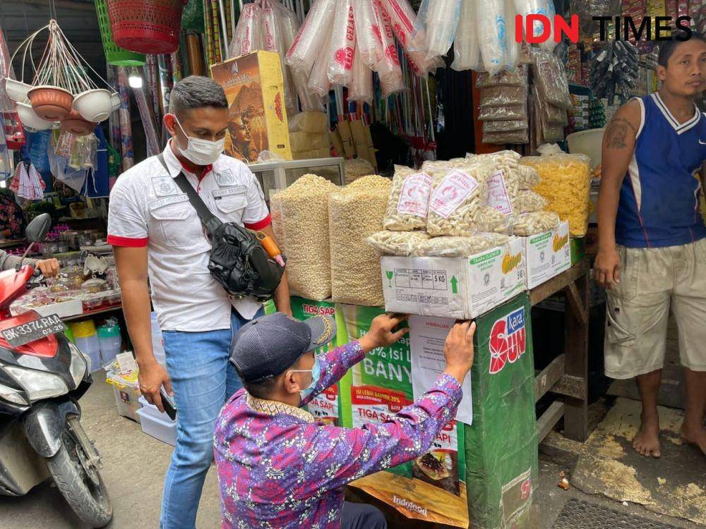 Satuan Tugas (Satgas) Pangan Pemerintah Kota (Pemko) dan Polres Binjai, mengecek harga minyak goreng curah dipasaran (IDN Times/ Bambang Suhandoko)