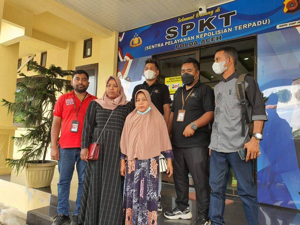 Keluarga Tammikha didampingi kuasa hukum dari YARA saat membuat laporan ke Polda Aceh. (Dokumentasi YARA untuk IDN Times)