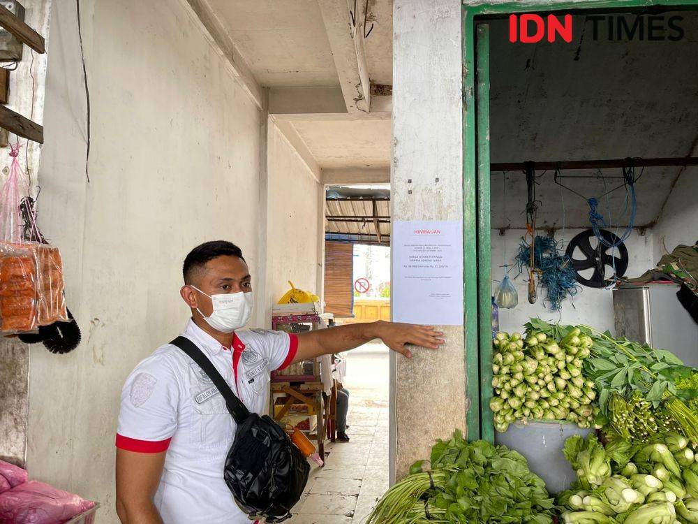 Satuan Tugas (Satgas) Pangan Pemerintah Kota (Pemko) dan Polres Binjai, mengecek harga minyak goreng curah dipasaran (IDN Times/ Bambang Suhandoko)