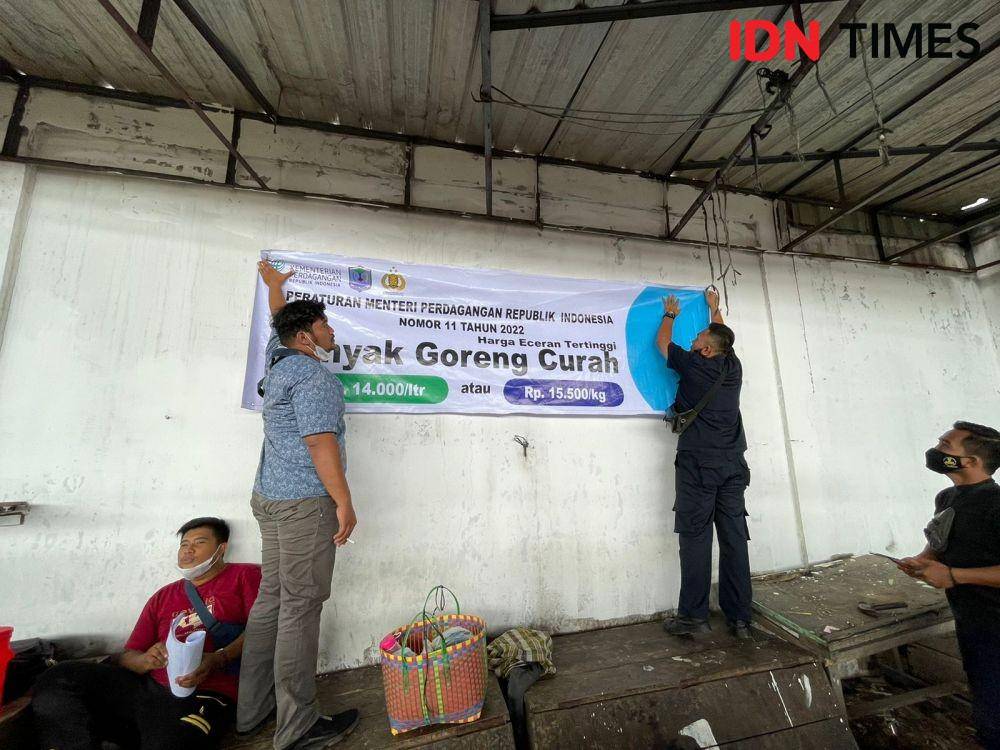 Satuan Tugas (Satgas) Pangan Pemerintah Kota (Pemko) dan Polres Binjai, mengecek harga minyak goreng curah dipasaran (IDN Times/ Bambang Suhandoko)