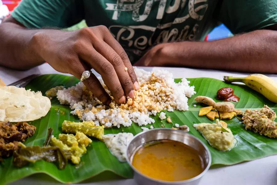 ilustrasi orang India makan pakai tangan (tripsavvy.com)