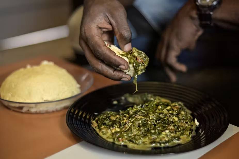ilustrasi orang Kenya makan ugali pakai tangan (theconversation.com)