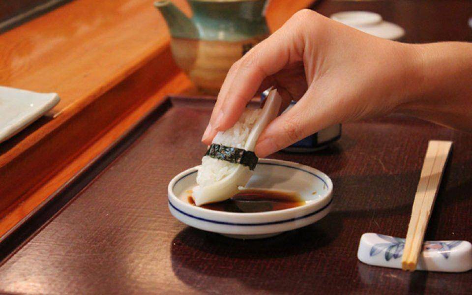 ilustrasi makan sushi pakai tangan (jpassport.asia)