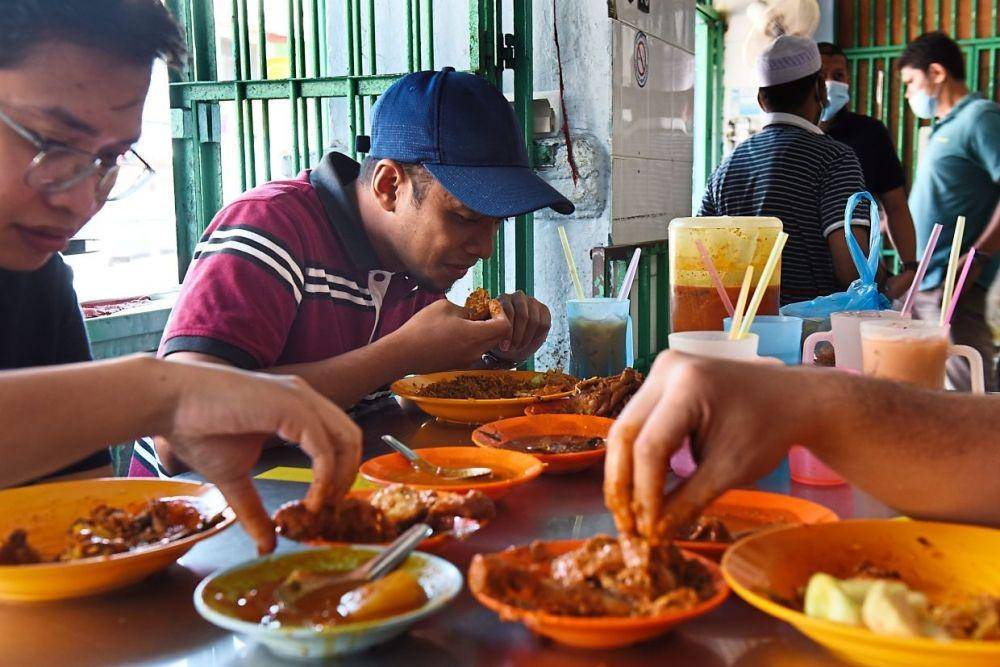 ilustrasi orang Malaysia makan pakai tangan (thestar.com.my)