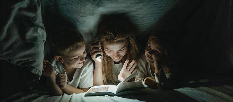 ilustrasi tidur bersama anak-anak (pexels.com/Tima Miroshnichenko)