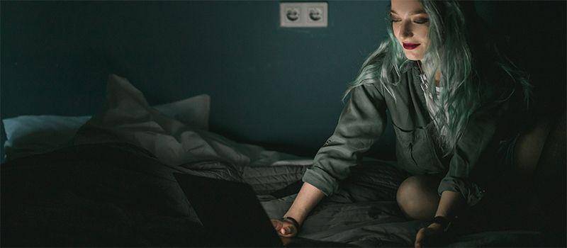menulis sebelum tidur (pexels.com/cottonbro)