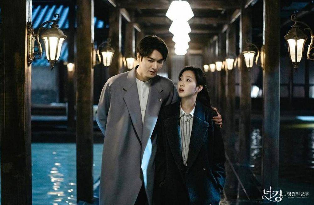 Lee Min Ho dan Kim Go Eun di drama The King: Eternal Monarch (instagram.com/sbsdrama.offical)