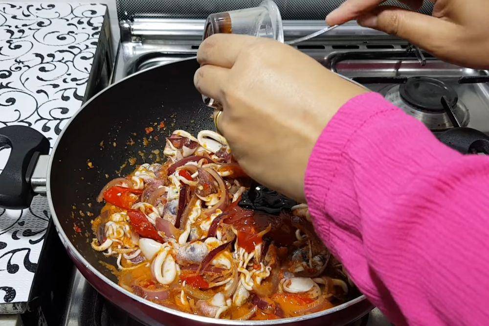 ilustrasi memasukkan saus tiram ke masakan (youtube.com/My Kitchen Creation)