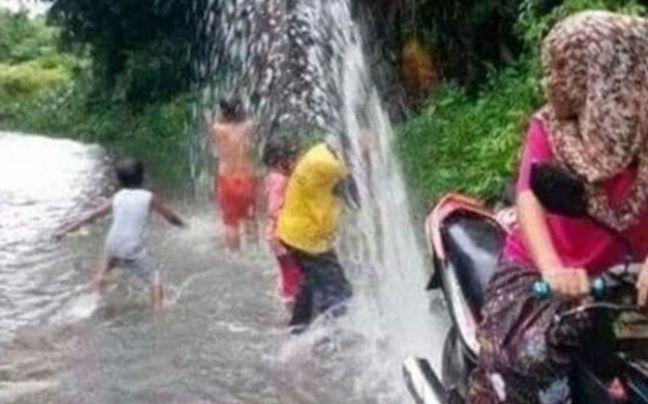 10 Aksi Kocak Emak-Emak Demi Anak Ini Bikin Ingat Masa Kecil!