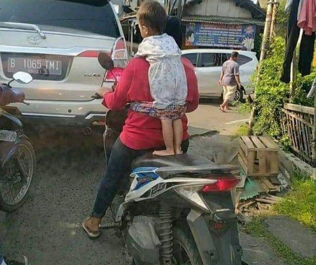 aksi absurd ibu demi anak (instagram.com/humorsantuy)