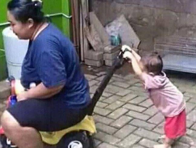 aksi absurd ibu demi anak (instagram.com/humorsantuy)