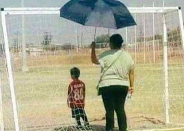 aksi absurd ibu demi anak (instagram.com/duhreceh)
