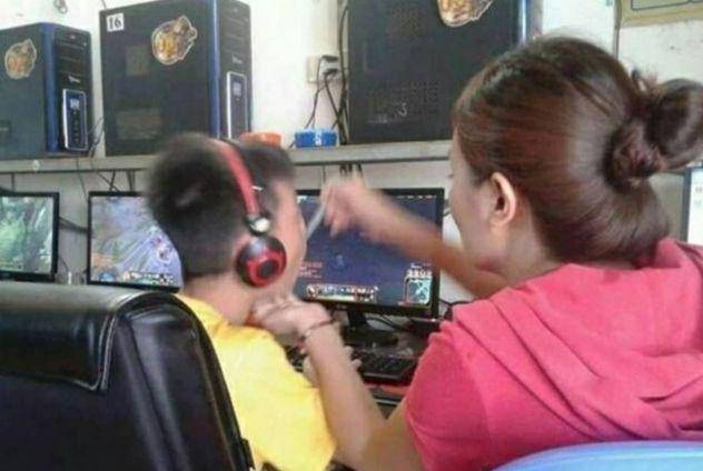 aksi absurd ibu demi anak (instagram.com/duhreceh)