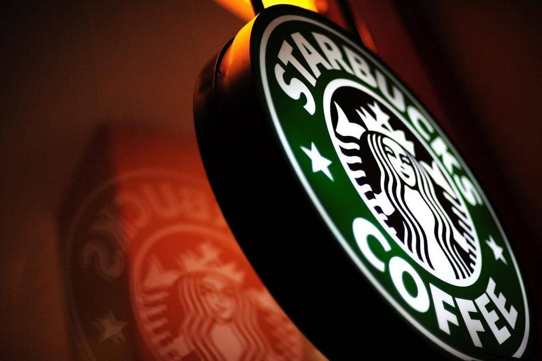 Logo Starbucks. Shutterstock/TY Lim