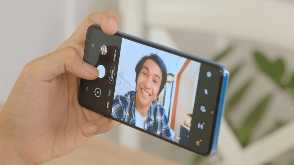 Adit Erwandha berfoto dengan Samsung Galaxy A32 (news.samsung.com)