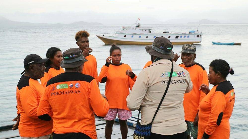 Aktivitas Pokmaswas di Meosmanggara, Waigeo Barat, Raja Ampat. (dok. ICCTF/Terangi)