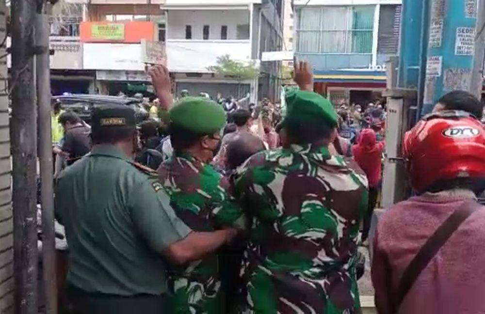 Komite Eksekutif KAMI Provinsi Jambi diamankan TNI usai bentangkan kain kafan minta harga minyak goreng diturunkan saat Jokowi melintas di Jambi (dok. IDN Times/Istimewa)