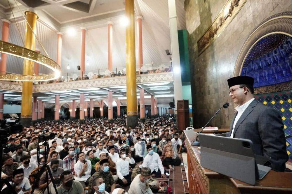 Gubernur DKI Jakarta, Anies Baswedan saat mengisi ceramah tarawih di Masjid Kampus UGM, Kamis (7/4/2022). (instagram.com/aniesbaswedan)