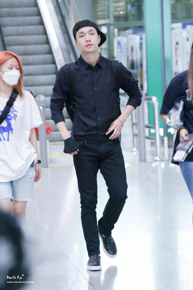 Gaya busana Lay EXO (twitter.com/seunghoons_)