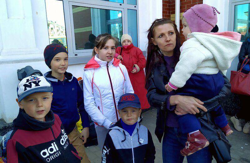 Anak-anak di Stasiun Kramtorsk, sehari sebelum serangan Rusia. (https://twitter.com/UNICEF_UA)