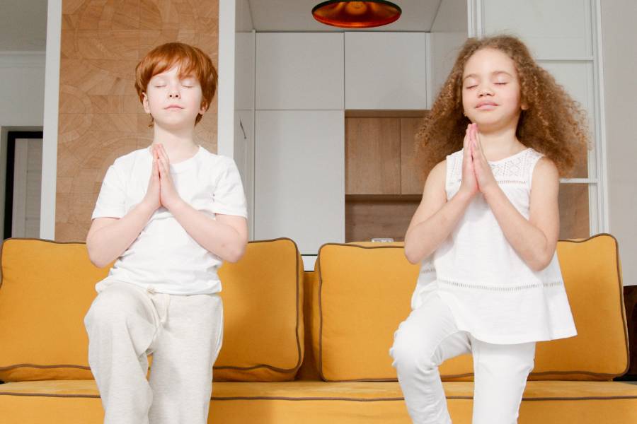 ilustrasi yoga di rumah (pexels.com/@artempodrez)