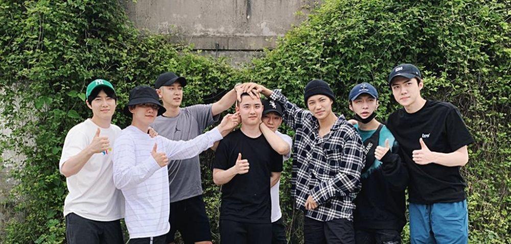 9 Potret Lay Bareng Member EXO, Saudara Selamanya!